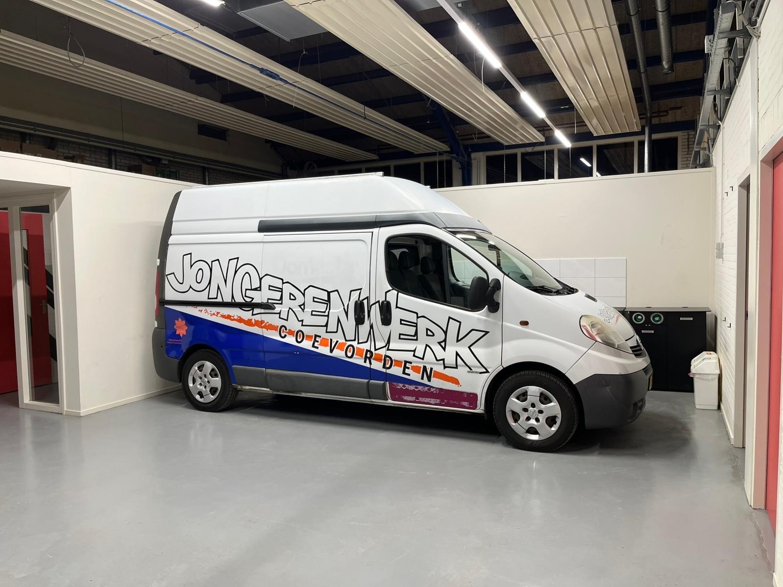 Jongerenwerkbus in Loods